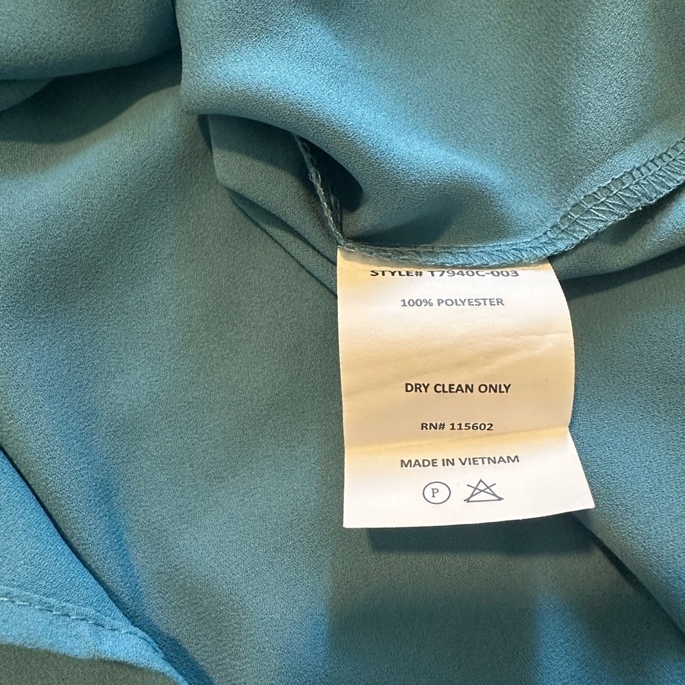 🌟SALE🌟 Lush blue sleeveless blouse - Picture 7 of 7